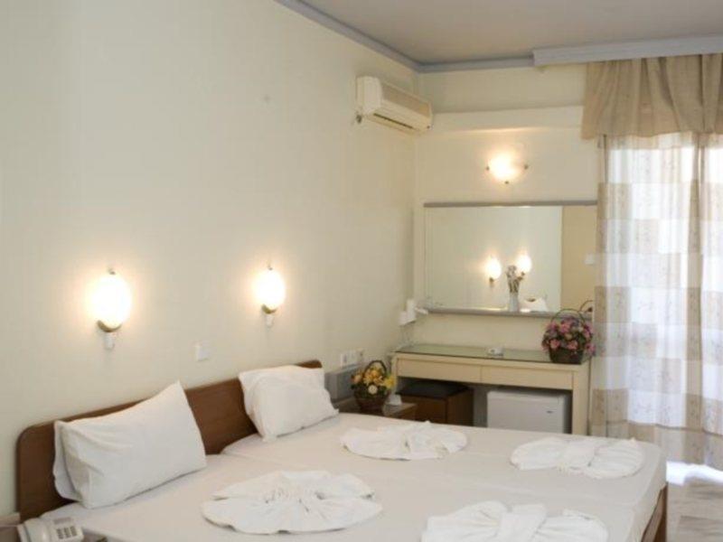 Hotel Haris On The Beach Agia Marina Екстериор снимка