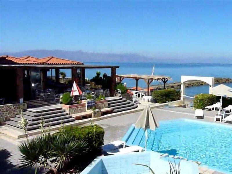 Hotel Haris On The Beach Agia Marina Екстериор снимка