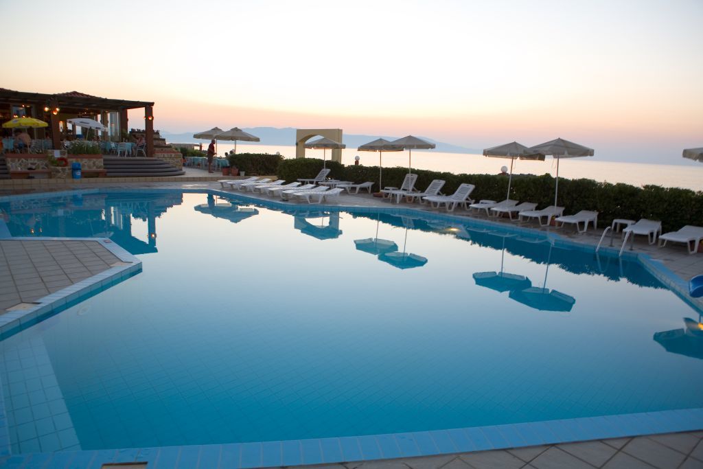 Hotel Haris On The Beach Agia Marina Екстериор снимка