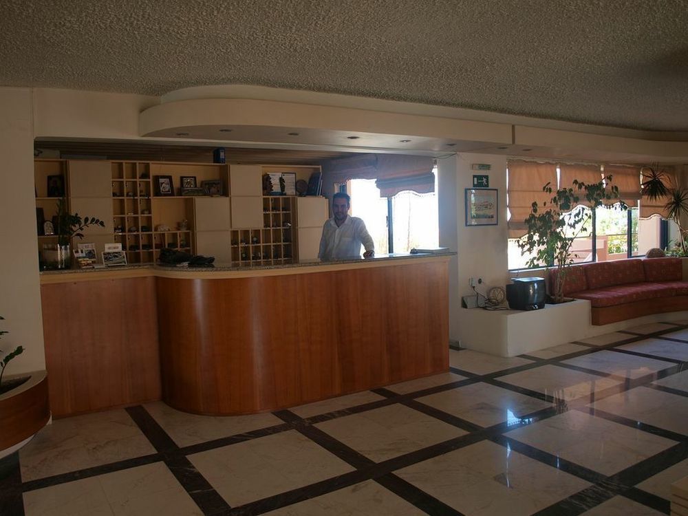 Hotel Haris On The Beach Agia Marina Екстериор снимка