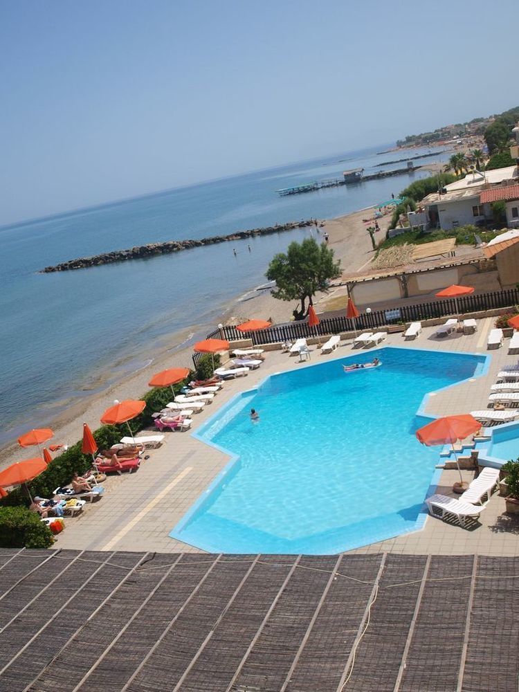 Hotel Haris On The Beach Agia Marina Екстериор снимка