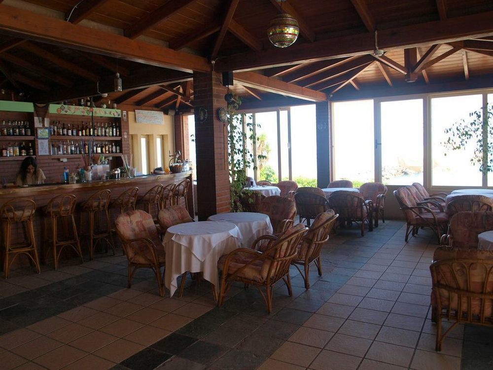 Hotel Haris On The Beach Agia Marina Екстериор снимка