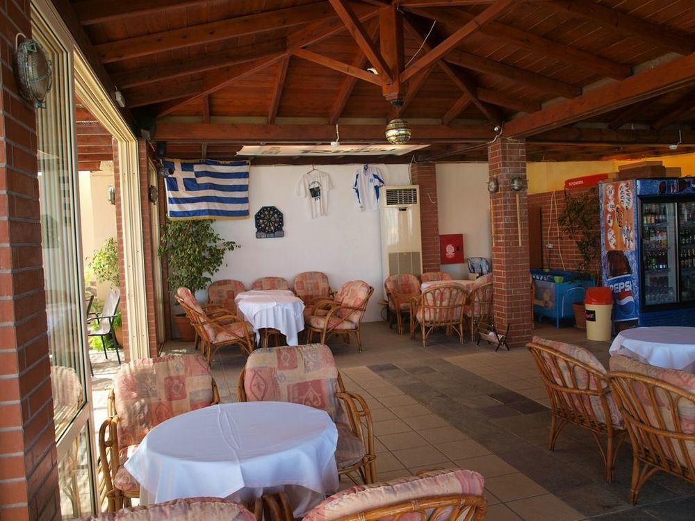 Hotel Haris On The Beach Agia Marina Екстериор снимка