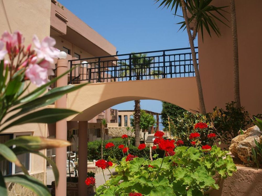 Hotel Haris On The Beach Agia Marina Екстериор снимка
