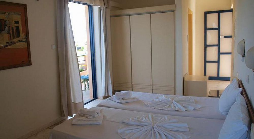 Hotel Haris On The Beach Agia Marina Екстериор снимка