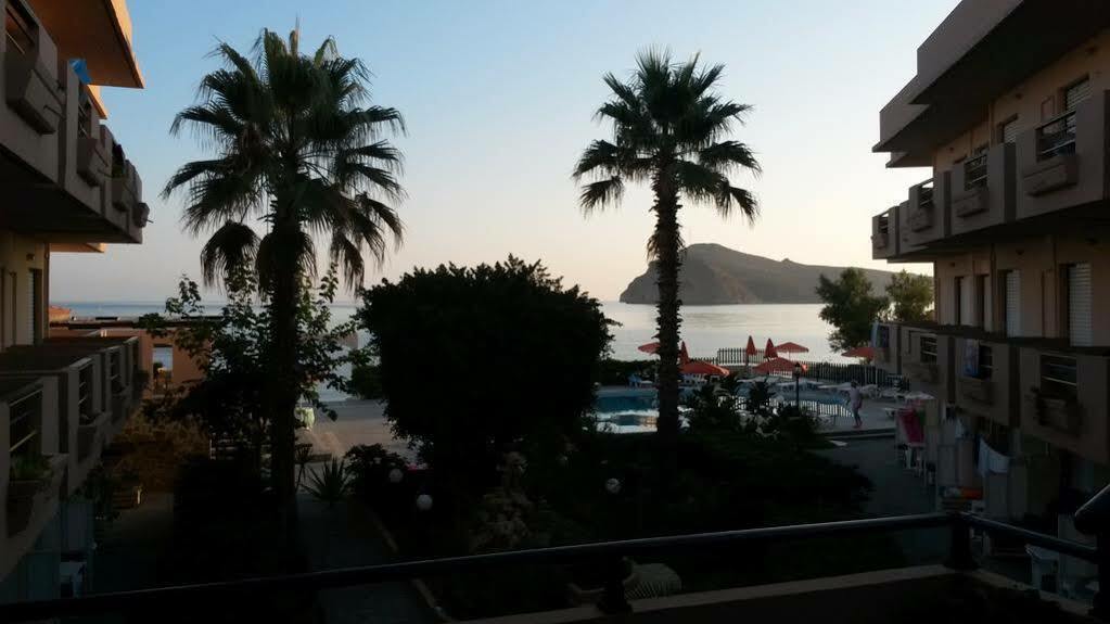 Hotel Haris On The Beach Agia Marina Екстериор снимка