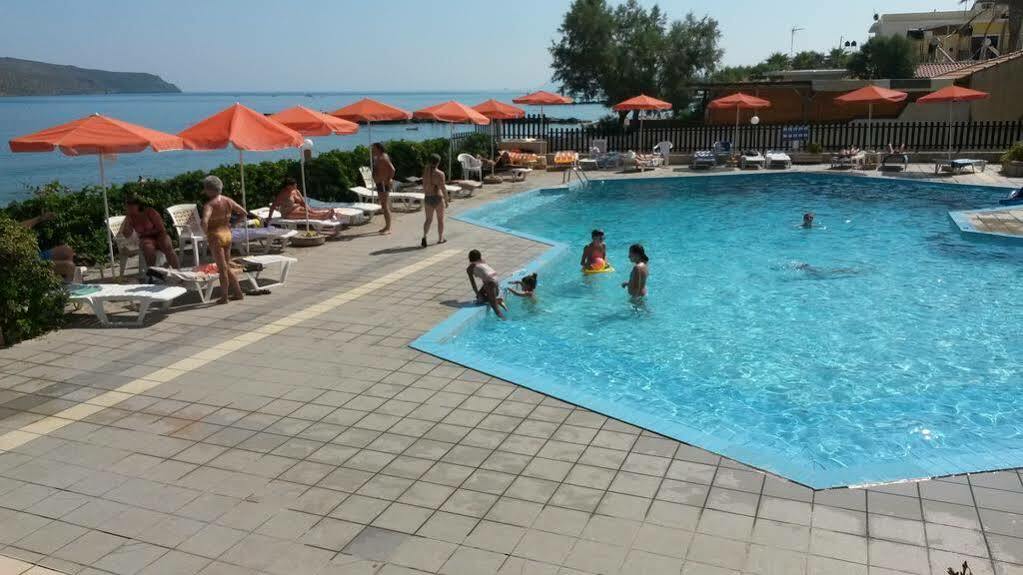 Hotel Haris On The Beach Agia Marina Екстериор снимка